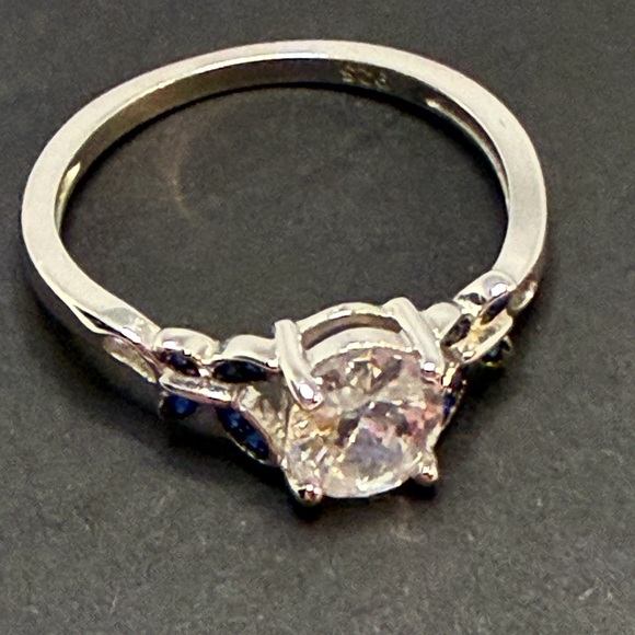 Elegant Silver and Blue Gemstone Ring - Picture 2 of 3